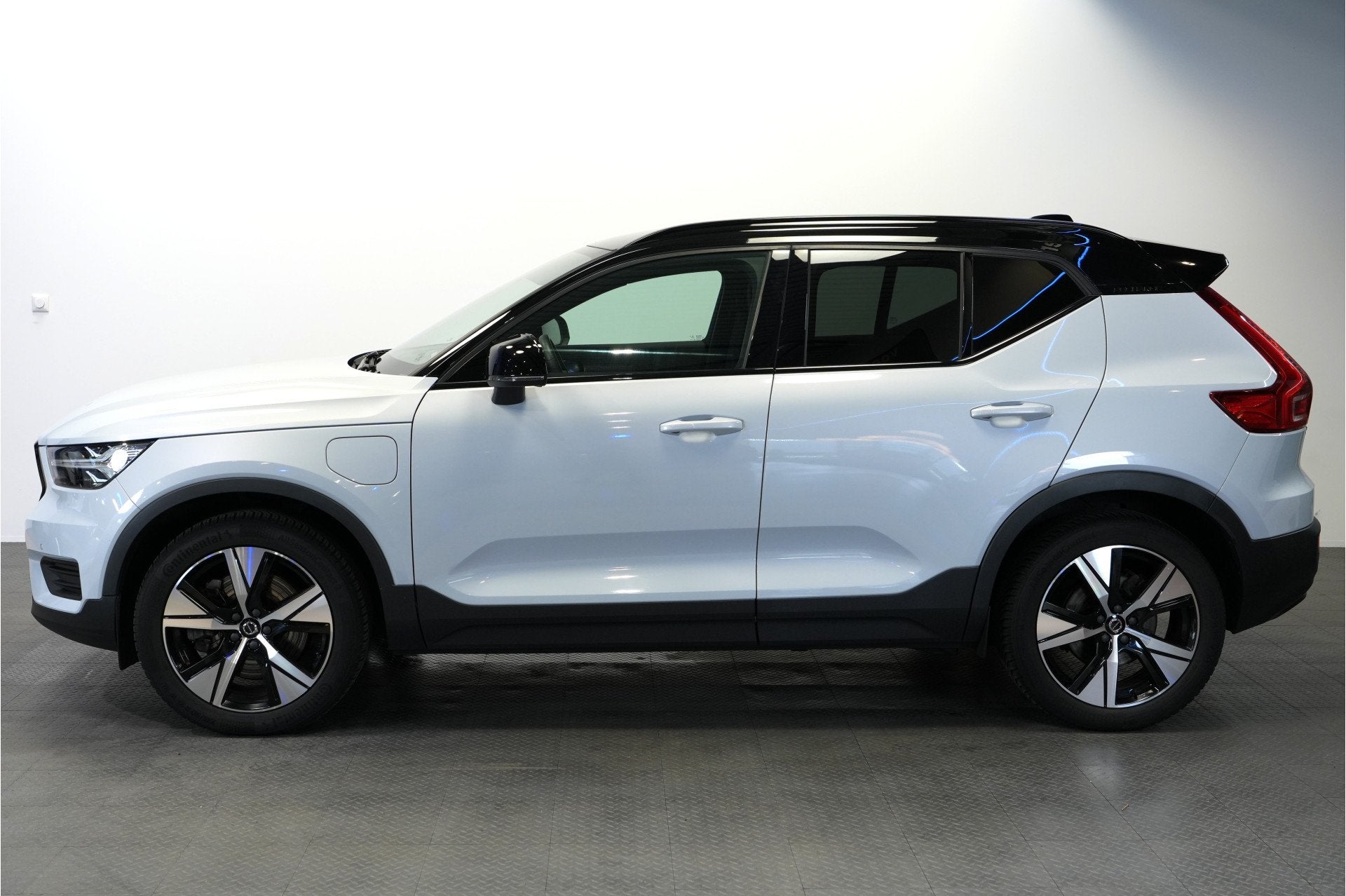 Volvo XC40 1.5 T4 Recharge 155kW/211pk DCT7 R-Design LEER/AL, Auto's, Volvo, Dealer onderhouden, Met garantie (alle), Hybride Elektrisch/Benzine