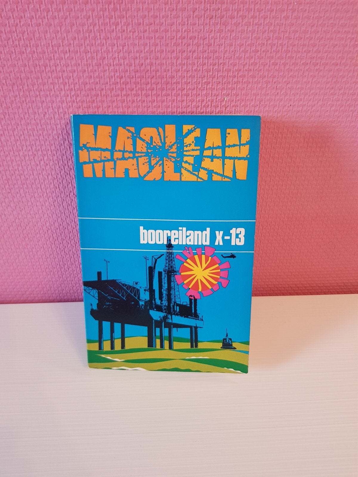 Boek "Booreiland X-13" van Alistair Maclean, Gelezen, Europa overig, Alistair MacLean, Ophalen of Verzenden
