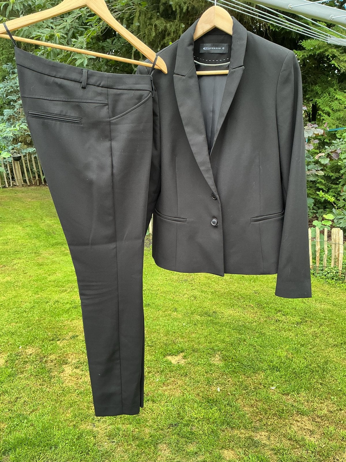 Stijlvol Zwart Kostuum - Expresso Maat 42, Kleding | Dames, Kostuum of Pak, Zwart, Maat 42/44 (L), Ophalen of Verzenden