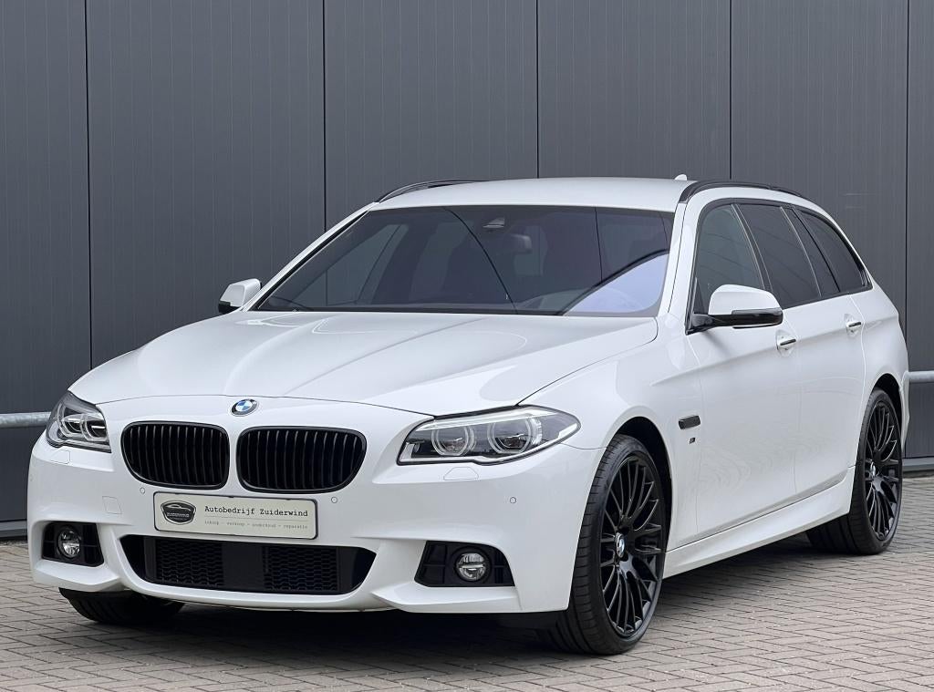 BMW 520i 184pk Touring M-Sportpakket | Active Steering, 4 cilinders, 2000 kg, Alcantara, Wit
