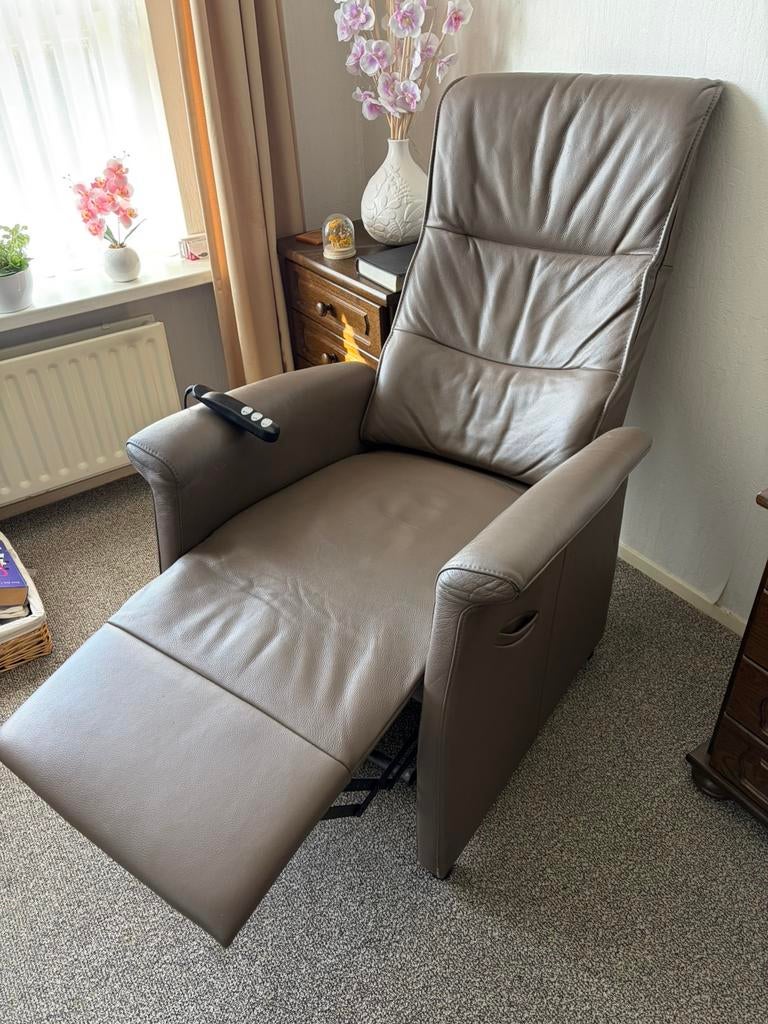 Zeer nette echt Lederen sta-op stoel.NU €250,-, Ophalen, Zo goed als nieuw, 50 tot 75 cm