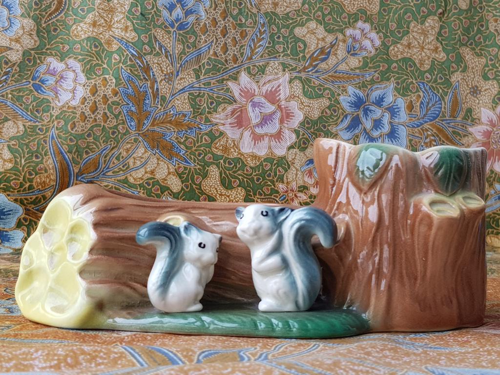 Mooi oud Engels Hornsea bloembakje met eekhoorns 20,5 cm.