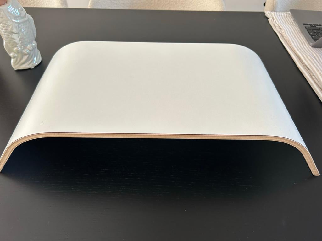 Ikea monitorstandaard wit sigfinn, Computers en Software, Laptopstandaarden, Ophalen, Zo goed als nieuw