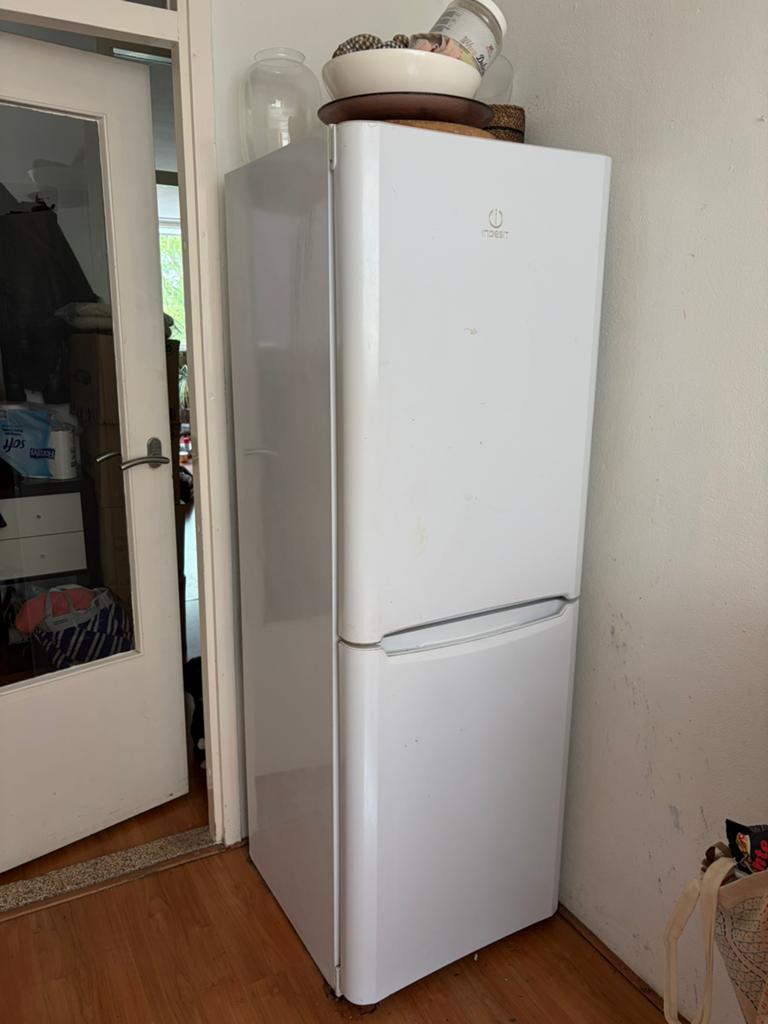 Koelkast Indesit met vriezer, Witgoed en Apparatuur, 200 liter of meer, Met aparte vriezer, Zo goed als nieuw, 160 cm of meer