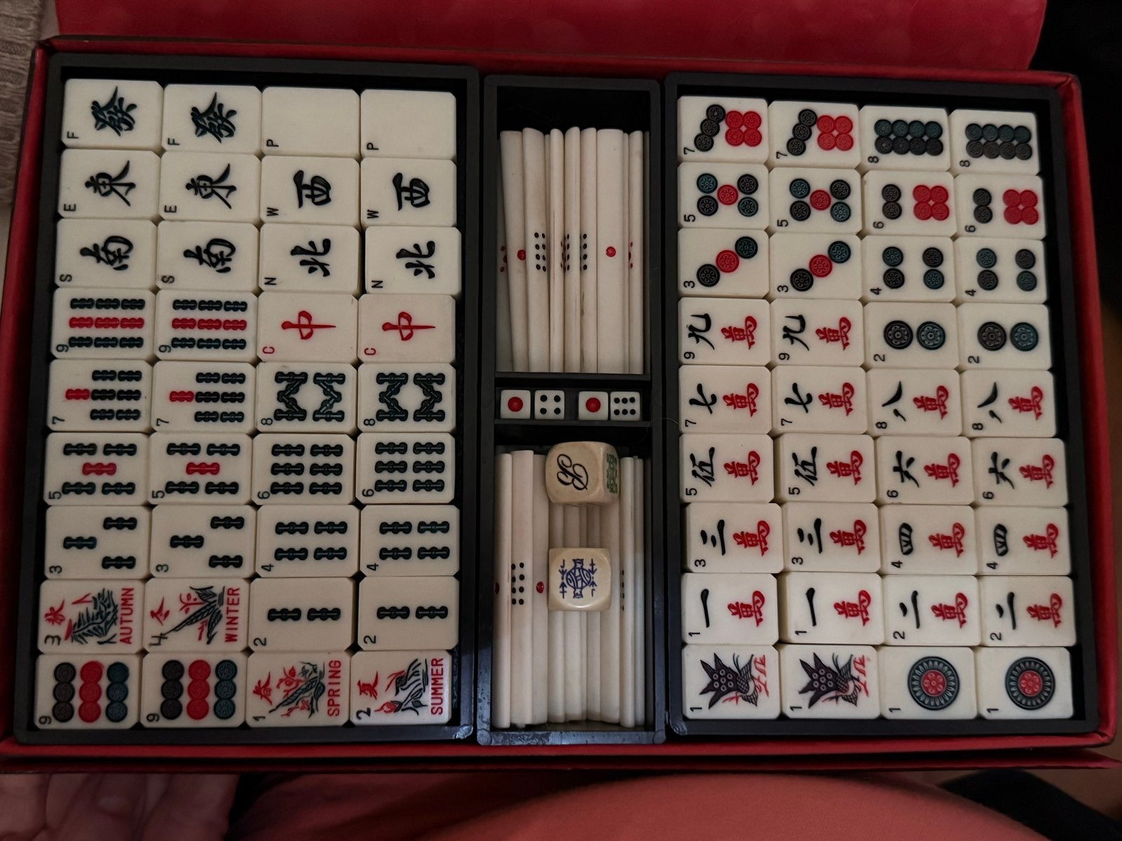 Mahjong spel in rode koffer - Compleet, Drie of vier spelers, Ophalen of Verzenden, Gebruikt
