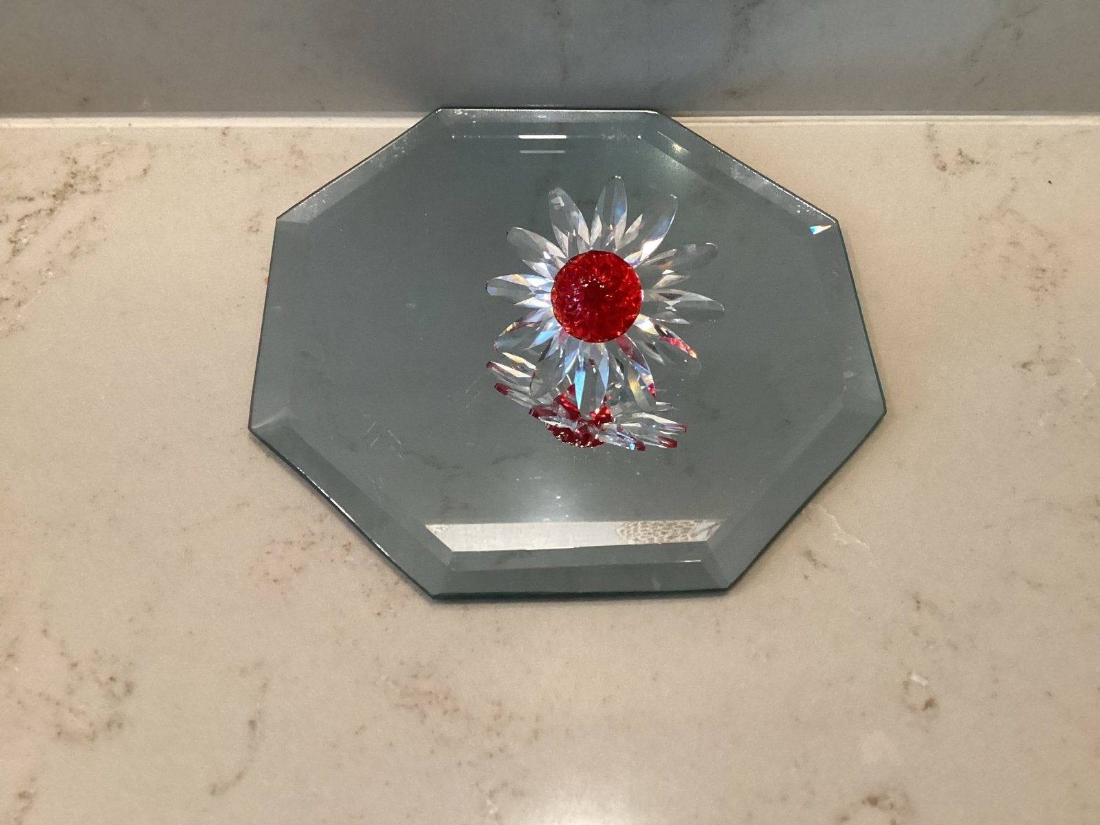 Swarovski SCS kristal margriet bloem ,  met Rode Kern !, Verzamelen, Ophalen of Verzenden, Zo goed als nieuw, Figuurtje