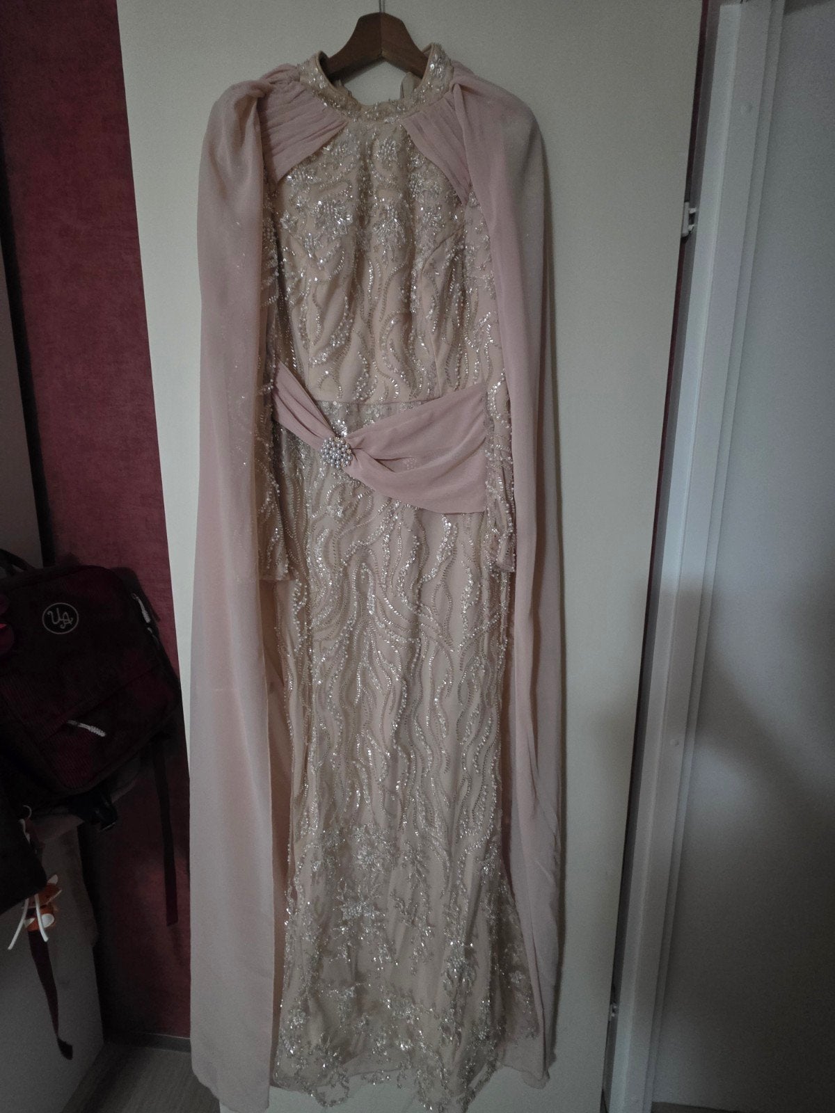 Elegante Galajurk met kralen en cape - Maat M, Kleding | Dames, Gelegenheidskleding, Maat 38/40 (M), Galajurk, Beige, Ophalen of Verzenden
