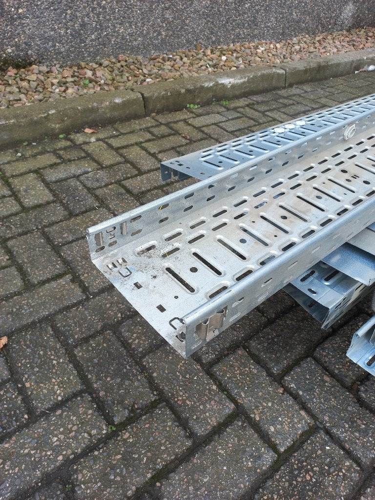 Foto 2 van Stalen kabelgoot 200 mm – 12x 3 meter + 5 deksels