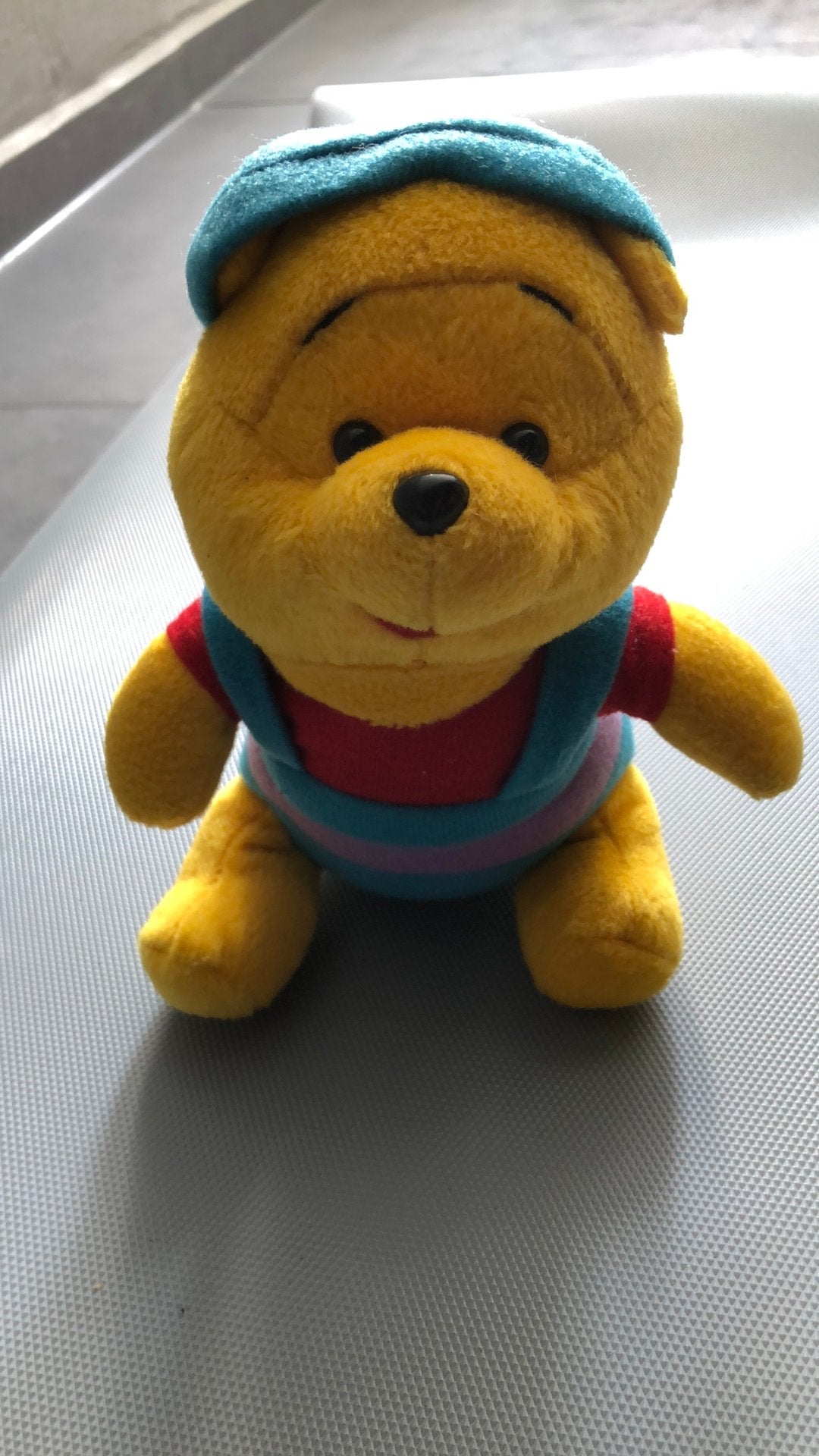 Winnie the Poeh knuffel blauwe tuinbroek rood shirt, Ophalen of Verzenden, Gebruikt, Stoffen beer, Overige merken