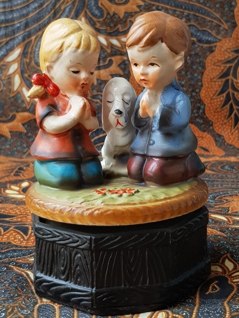Mooie oude muziekdoos uit Duitsland van porselein 15 cm.