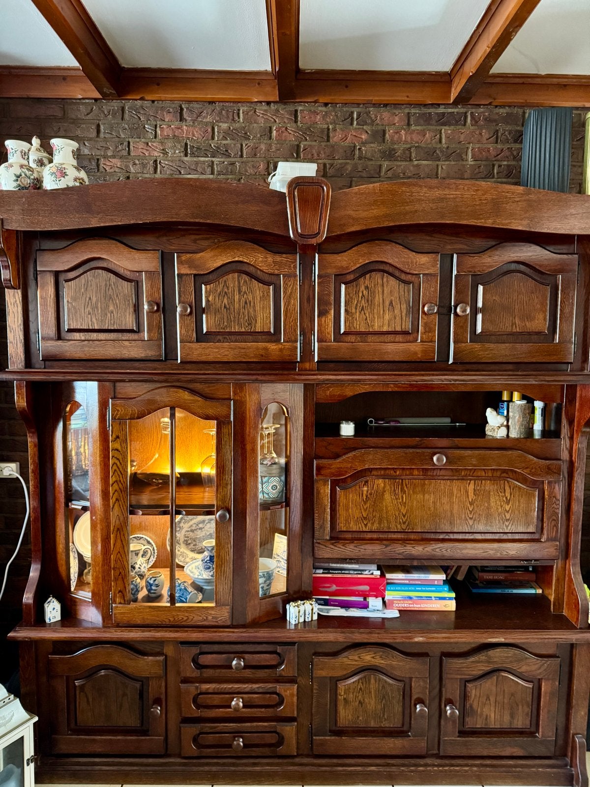 Gratis op te halen: Ruime houten kast met vitrine, Ophalen, Gebruikt
