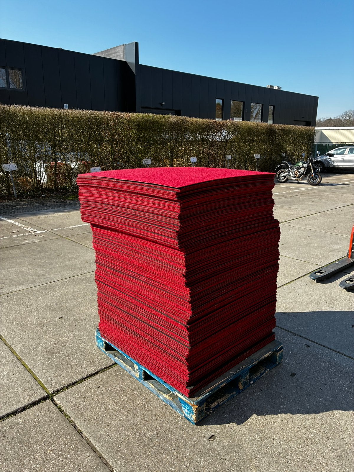 Licht rode tapijttegels / 8€ per m2 / 2000 m2, Huis en Inrichting, Stoffering | Vloerbedekking, Ophalen, Zo goed als nieuw, Crème