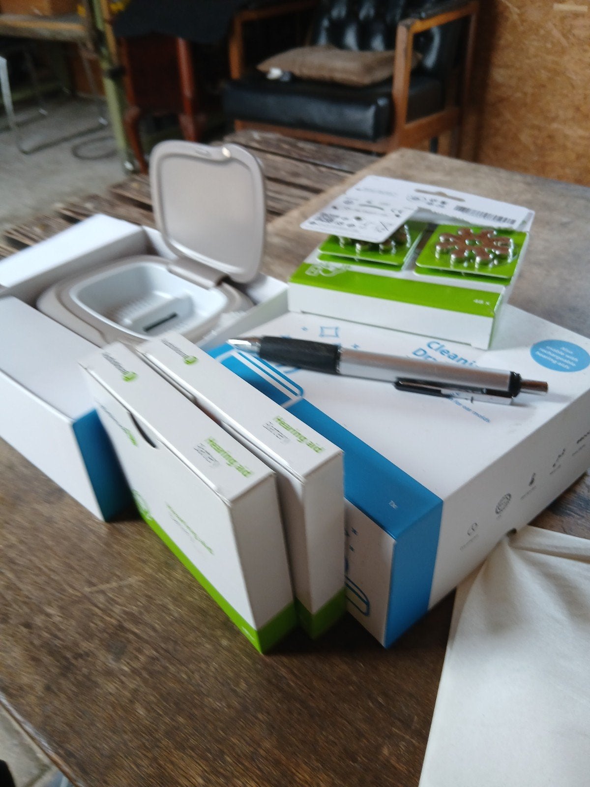 Hoor apparaat schoonmaak box, plus baterijen en pen, Ophalen, Nieuw