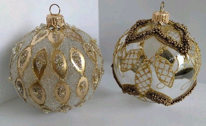 2 glazen kerstballen. Goud gedecoreerd., Diversen, Kerst, Ophalen of Verzenden, Nieuw