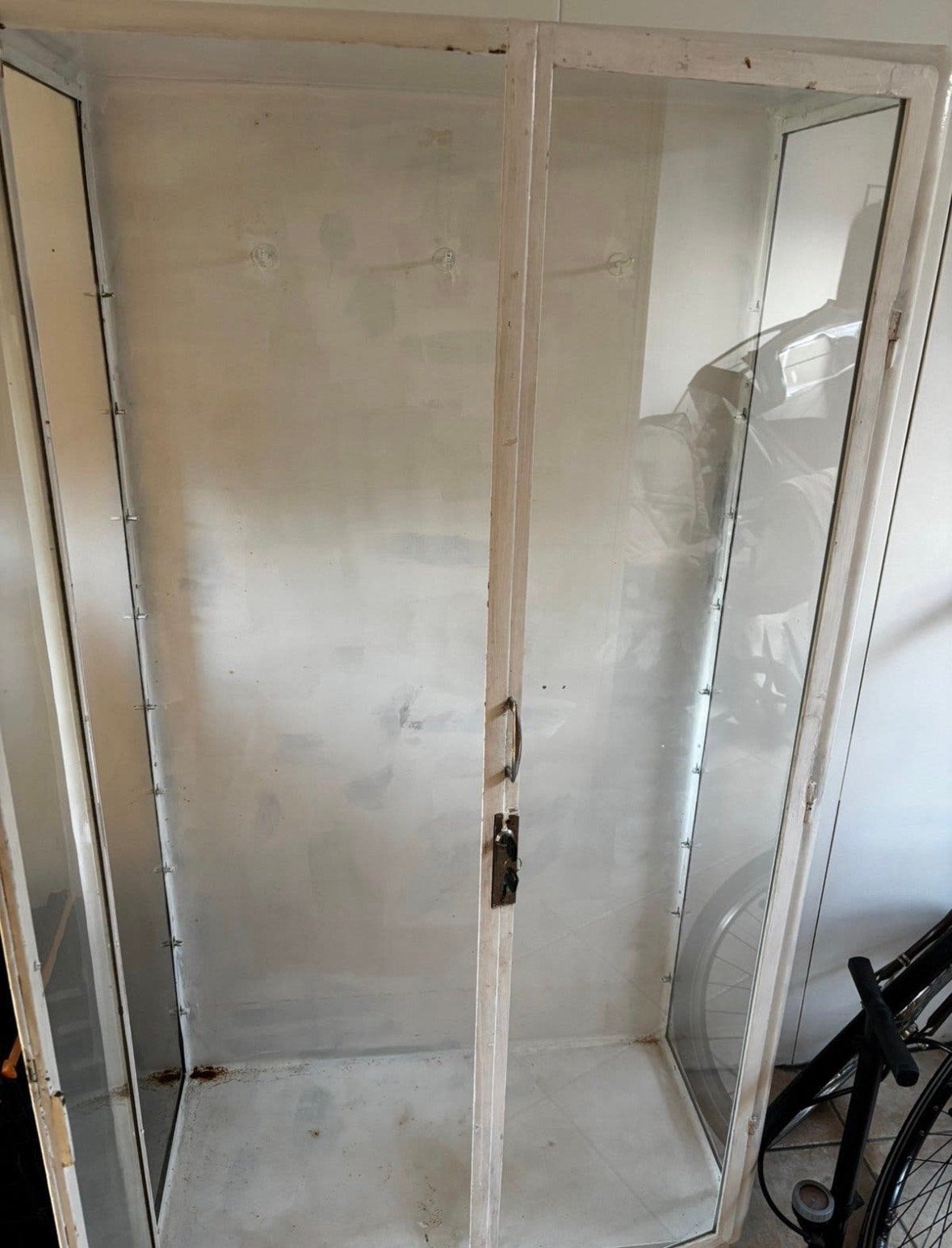 Vintage metalen vitrinekast met glazen deuren, Ophalen, Gebruikt, 50 tot 100 cm, Metaal