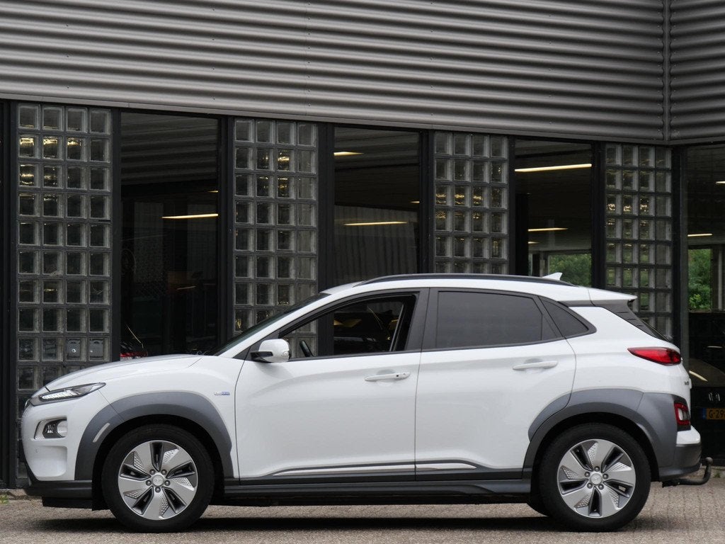Hyundai Kona EV 64kWh PREMIUM/ LEER/ TREKHAAK/ SOH 100%, Auto's, Hyundai, Gebruikt, Zwart, 64 kWh, 575 min