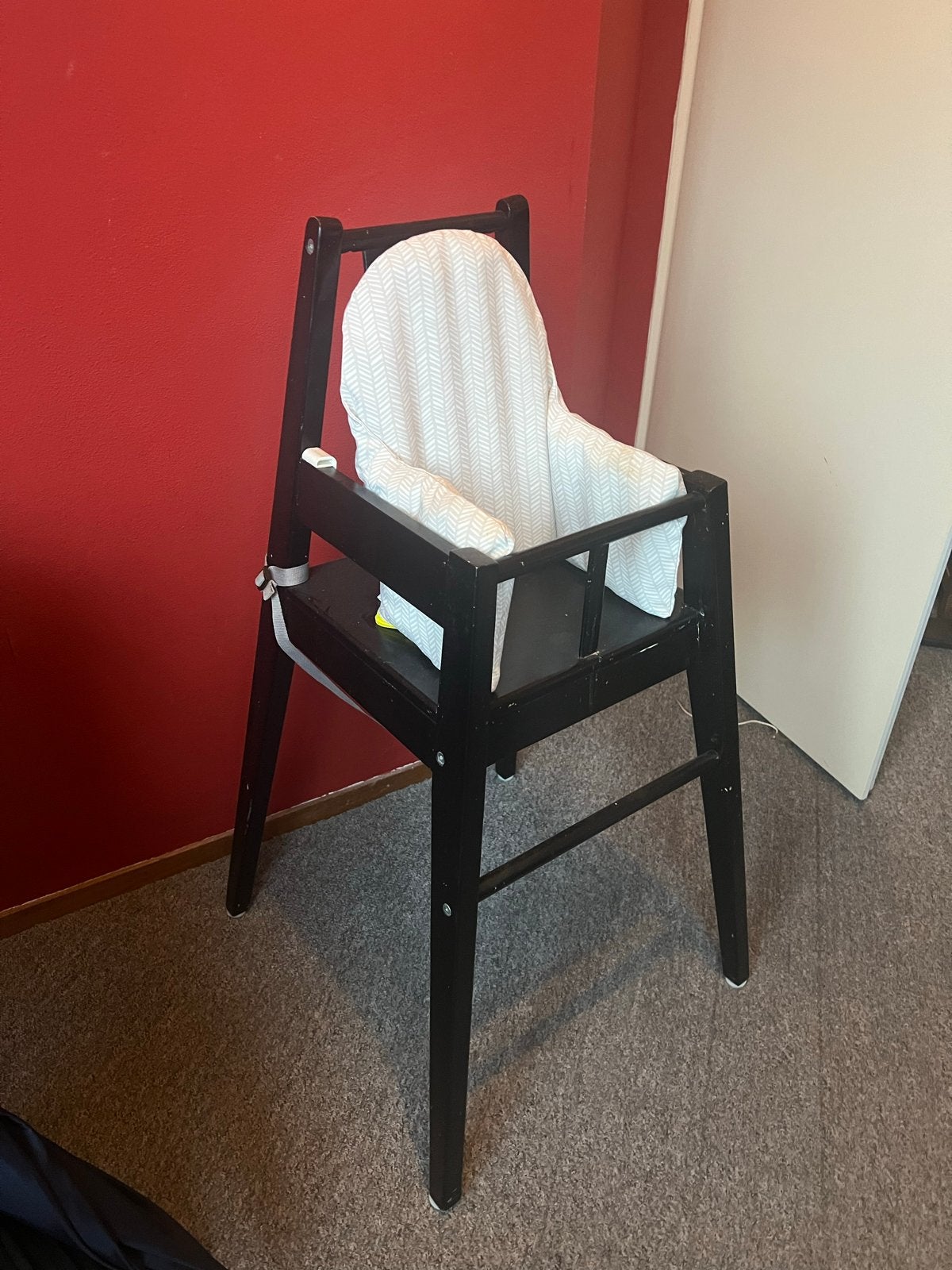 IKEA Kinderstoel met kussen - Zwart, Kinderen en Baby's, Kinderstoelen, Gebruikt, Overige typen, Stoelverkleiner, Ophalen of Verzenden