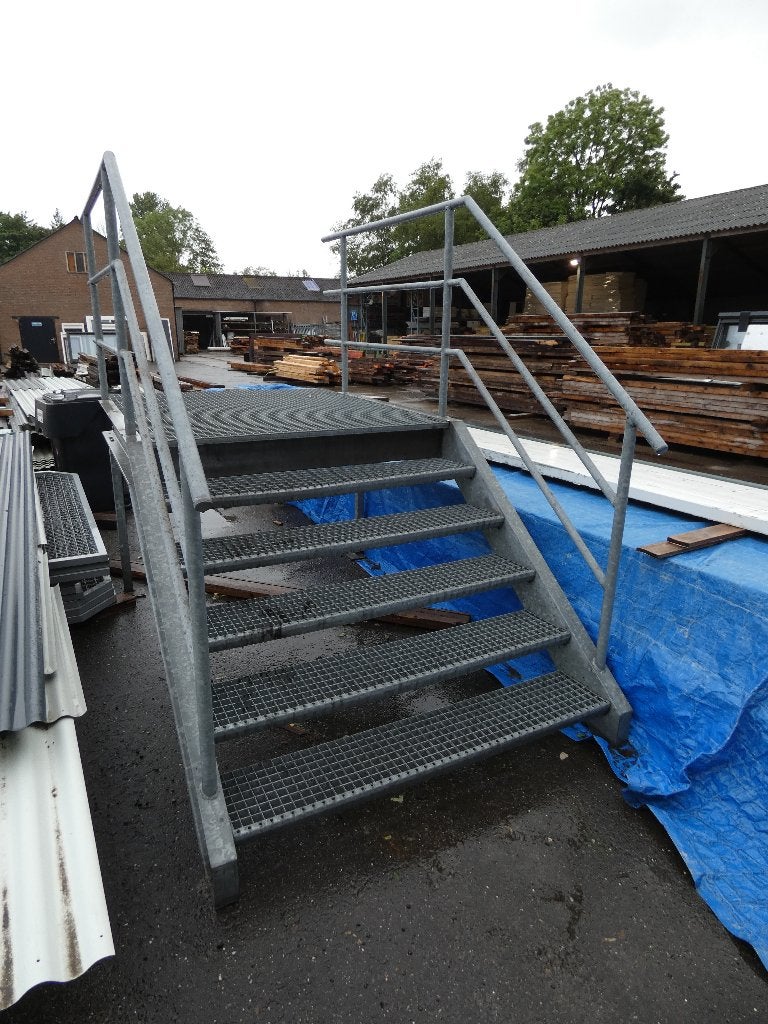 Stalen trap met bordes (115 cm hoog), Doe-het-zelf en Verbouw, Ladders en Trappen, Gebruikt, Trap, Minder dan 2 meter, Ophalen