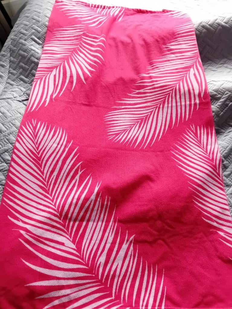 Badlaken roze met witte palmbladeren 66x135 cm, Ophalen of Verzenden, Gebruikt, Roze, Handdoek