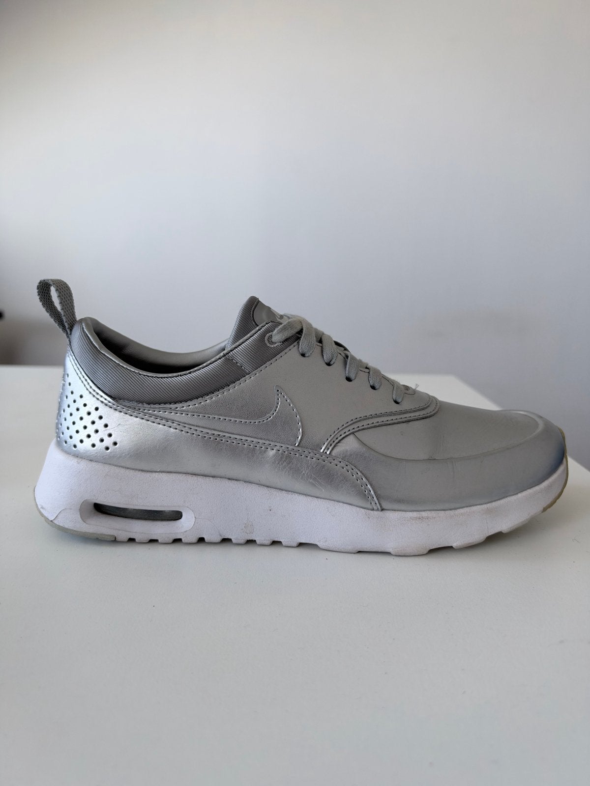 Nike Air Max Thea - Maat 39 - Zo goed als nieuw, Kleding | Dames, Ophalen of Verzenden, Zo goed als nieuw, Grijs, Sneakers of Gympen