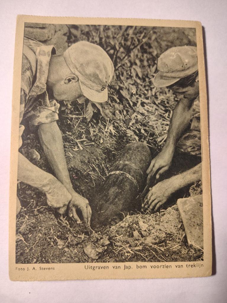Nederlands-Indië Uitgraven van Jap. bom voorzien van, Ophalen of Verzenden, Voor 1920, Overijssel