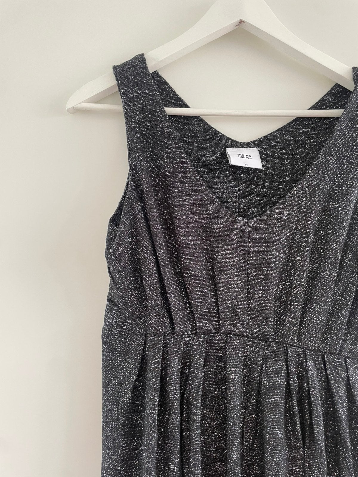 Zwangerschaps jurk Zwart met glitters Mamalicious Maat M, Kleding | Dames, Positiekleding, Maat 38/40 (M), Ophalen of Verzenden