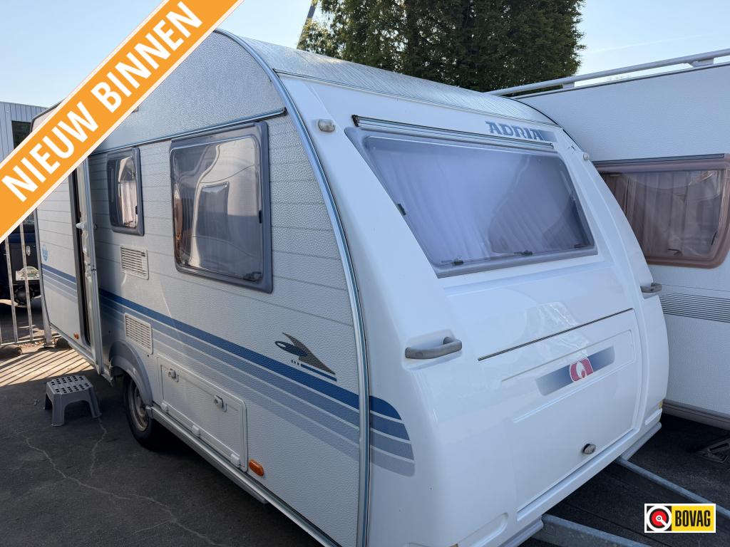 Adria Adora 462 UB 1300 KG met Voortent en luifel (dorema), Caravans en Kamperen, Standaardzit, Bedrijf, 750 - 1000 kg, Schokbreker