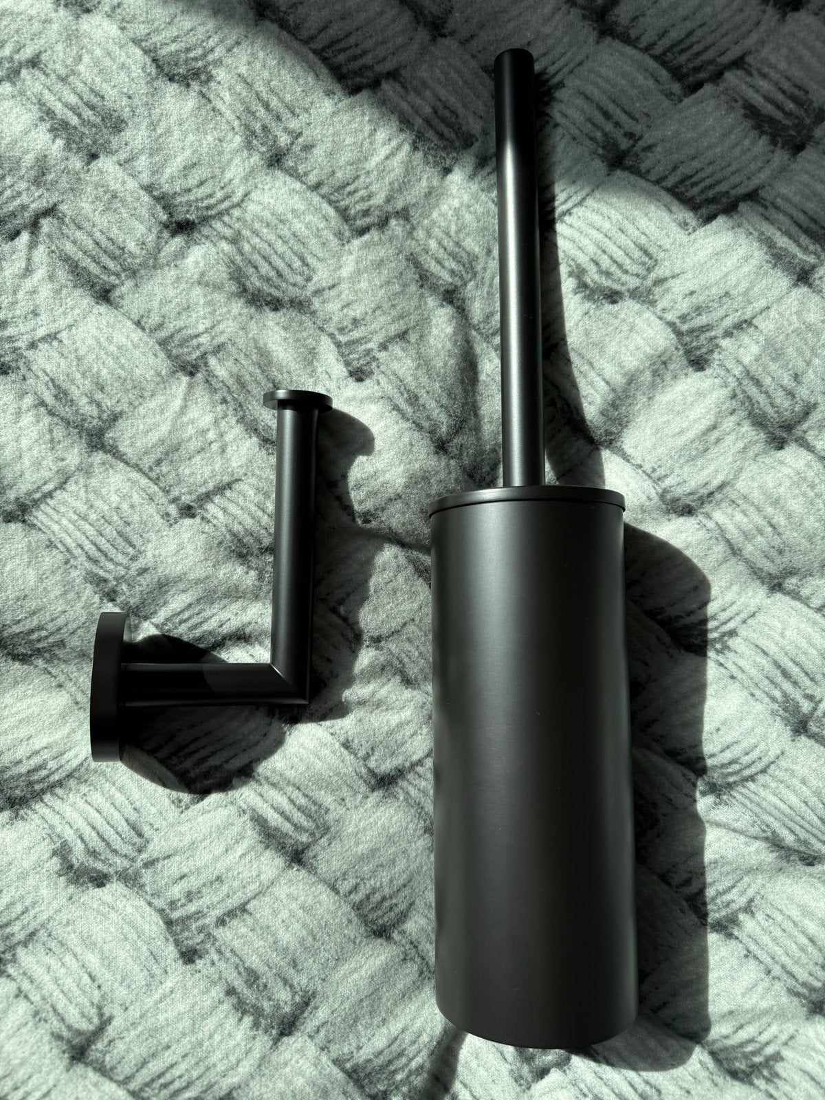 Nieuw Omnires AM5-BB toiletrolhouder en AM1-BB toiletborstel, Toilet-accessoire, Nieuw, Ophalen of Verzenden, Overige merken