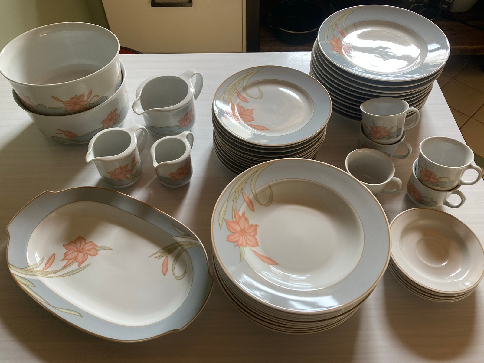 Servies met bloemen, Ophalen