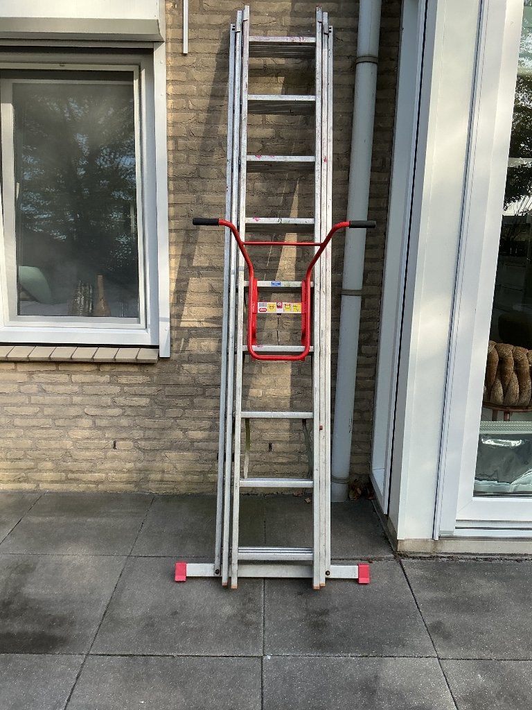 Ladder 3 x 9 treeds met afstandhouder. Vaste prijs 100,00, Ophalen, Zo goed als nieuw, Ladder, Opvouwbaar of Inschuifbaar