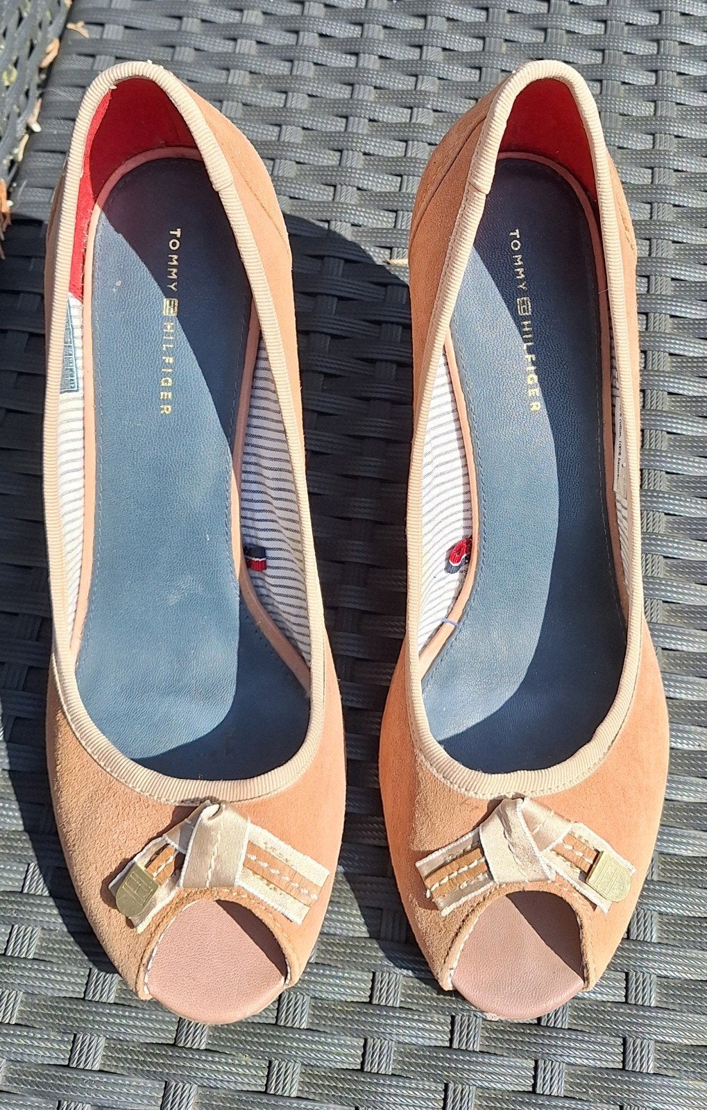 Tommy Hilfiger beige suède peep toe pumps - maat 41, Pumps, Beige, Ophalen of Verzenden, Zo goed als nieuw