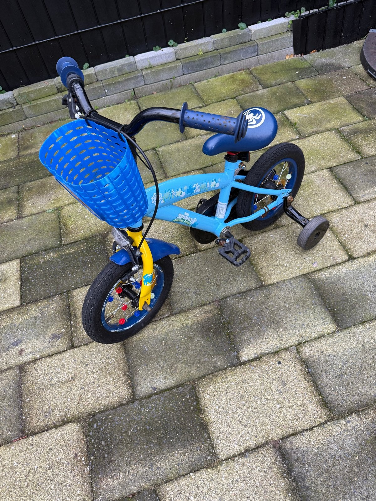 Kinderfiets Spiderman 12 inch met zijwieltjes en mandje, Ophalen, Terugtraprem, Zijwieltjes, Gebruikt
