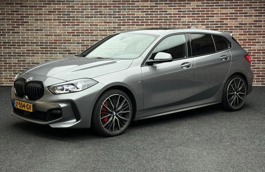 BMW 1-Serie 120i 178pk Aut 2023 Grijs, 1998 cc, 4 cilinders, Alcantara, 75 €/maand