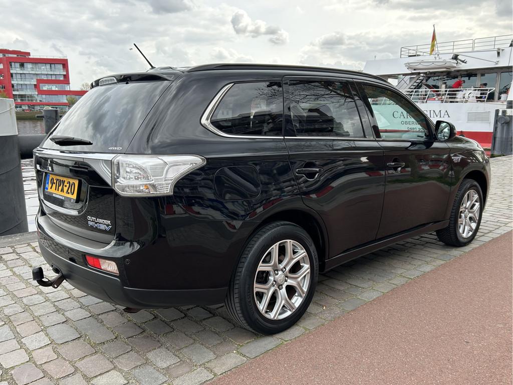 Mitsubishi Outlander 2.0 PHEV instyle 4WD Leder Navi Xenon C, Automaat, Zwart, 4 cilinders, Skiluik