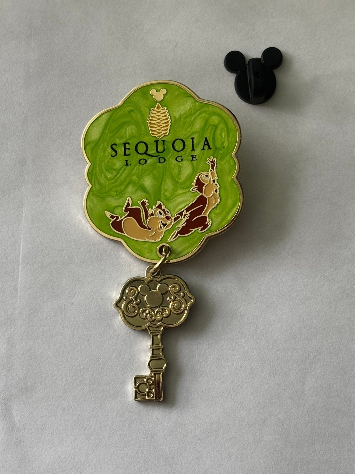 Disney Pin Disneyland Paris Hotel Chip Dale Sequoia Lodge, Ophalen of Verzenden, Overige figuren, Zo goed als nieuw