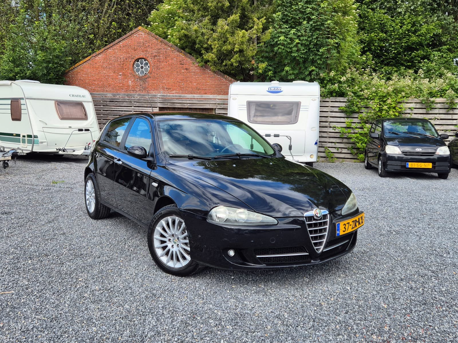 Alfa Romeo 147 1.6 T.spark 2008 Zwart AIRCO /LEER / CRUISE, Auto's, Voorwielaandrijving, Euro 6, 4 cilinders, 400 kg