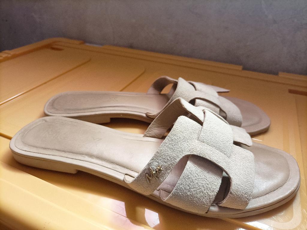 Mooie suède beige dames zomer slippers Mexx instappers 41, Ophalen of Verzenden, Zo goed als nieuw, Beige, Sandalen of Muiltjes