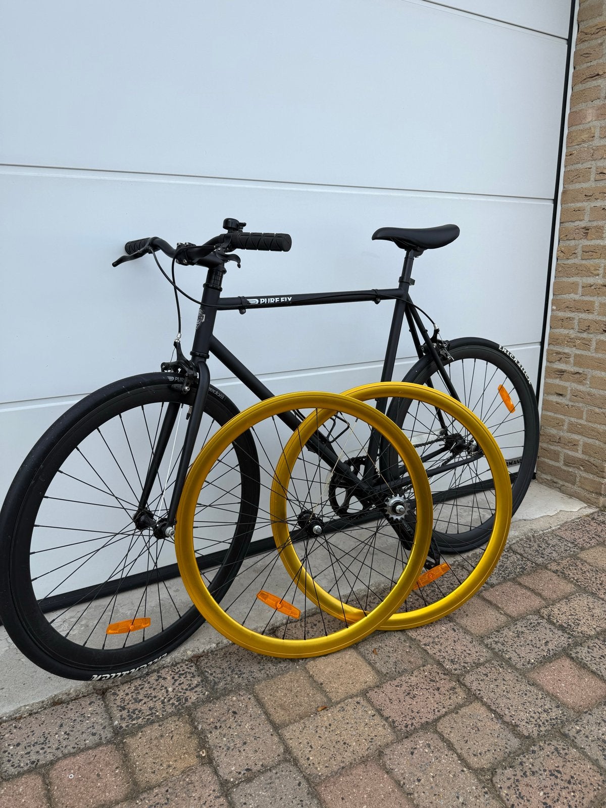 Fixie fiets - Zwart met extra gouden velgen, Fietsen en Brommers, Fietsen | Heren | Herenfietsen, Velgrem, Versnellingen, Zo goed als nieuw