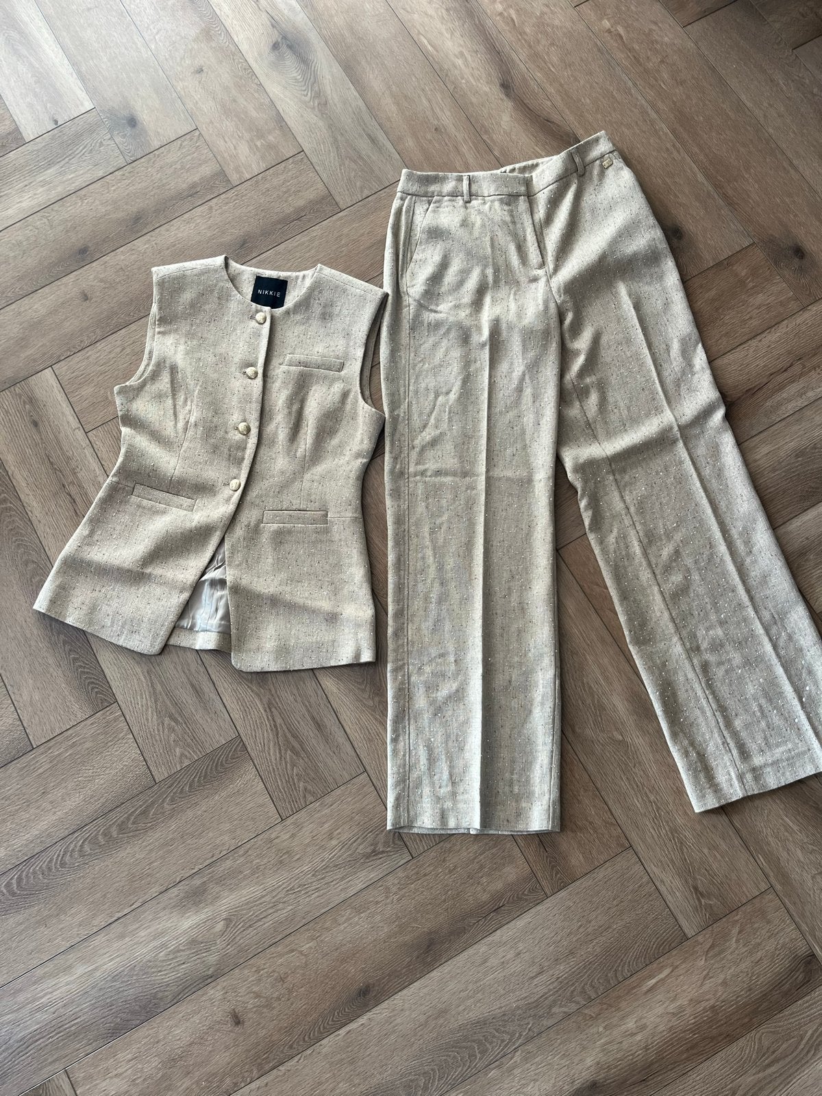 Nikkie tweed gilet en pantalon set - Maat 40, Kleding | Dames, Beige, Maat 42/44 (L), Nieuw, Ophalen of Verzenden