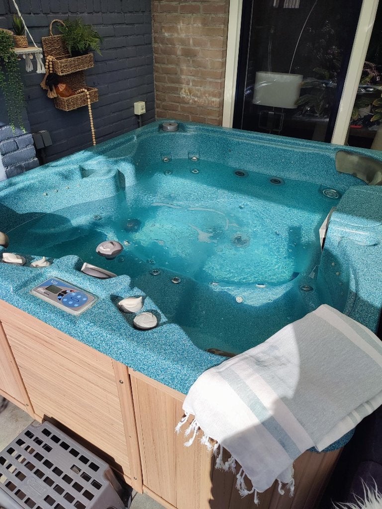 Jacuzzi Vita met isolerende deksel - afm. 2M x 1.70M 4 pers., Ophalen, Gebruikt, Afdekzeil, Vast