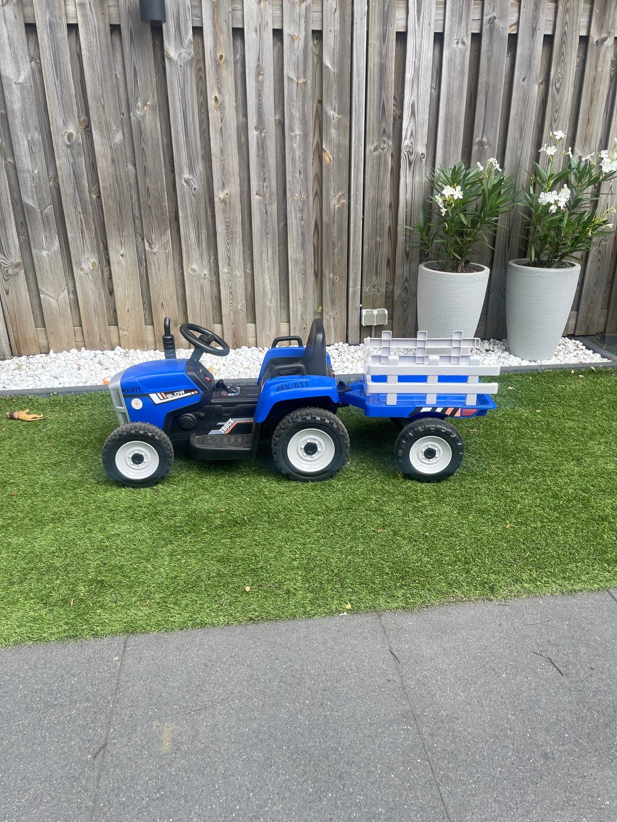 Elektrisch bestuurbare tractor me afstandsbediening, Ophalen, Zo goed als nieuw, Overige merken, Met kar of aanhanger
