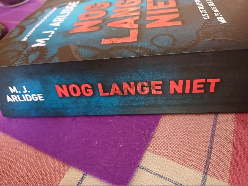Foto 2 van M.J.Arlidge Nog lang niet Paperback.