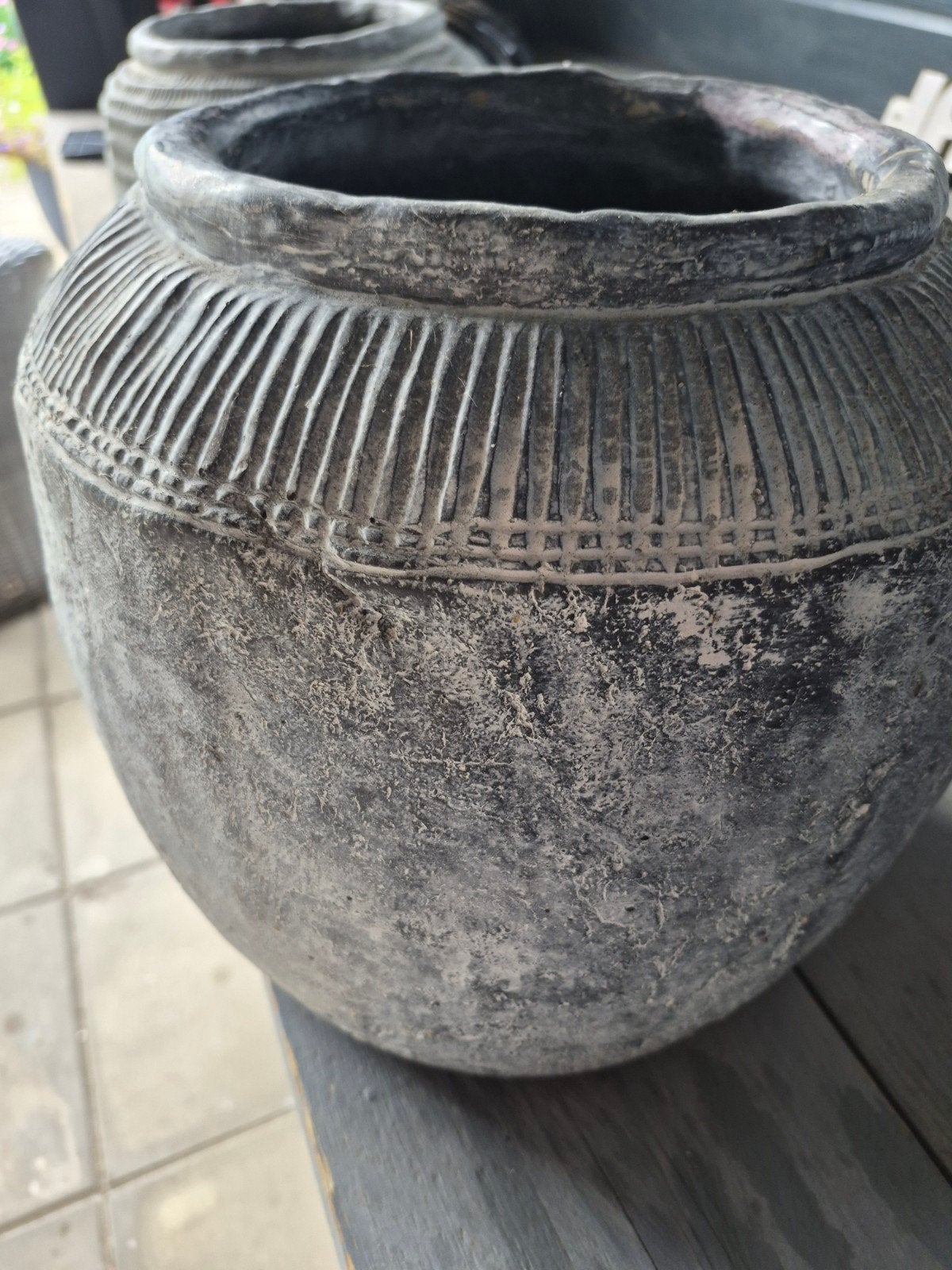 Decoratieve Aardewerken Pot met Reliëf, Ophalen