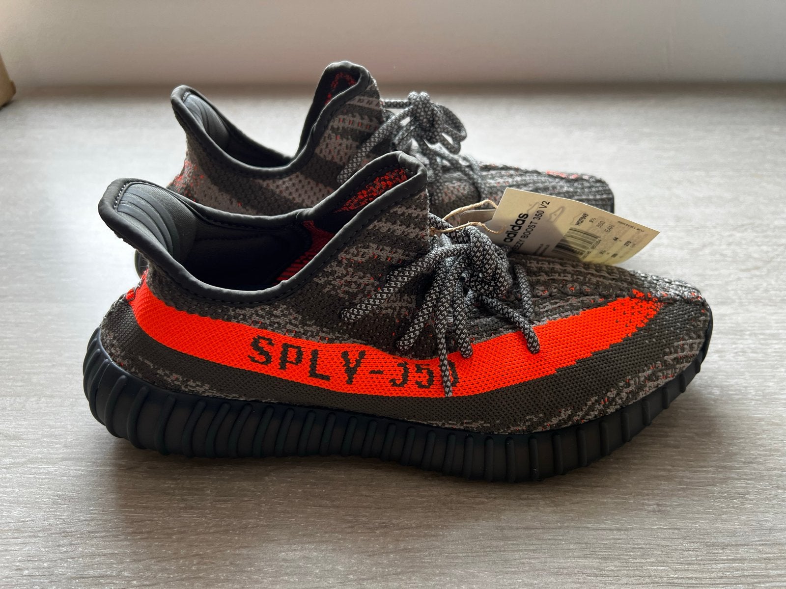 YEEZY BOOST 350 V2 “CARBON BELUGA” US10/EU44, Overige kleuren, Nieuw, Ophalen of Verzenden, Sneakers of Gympen