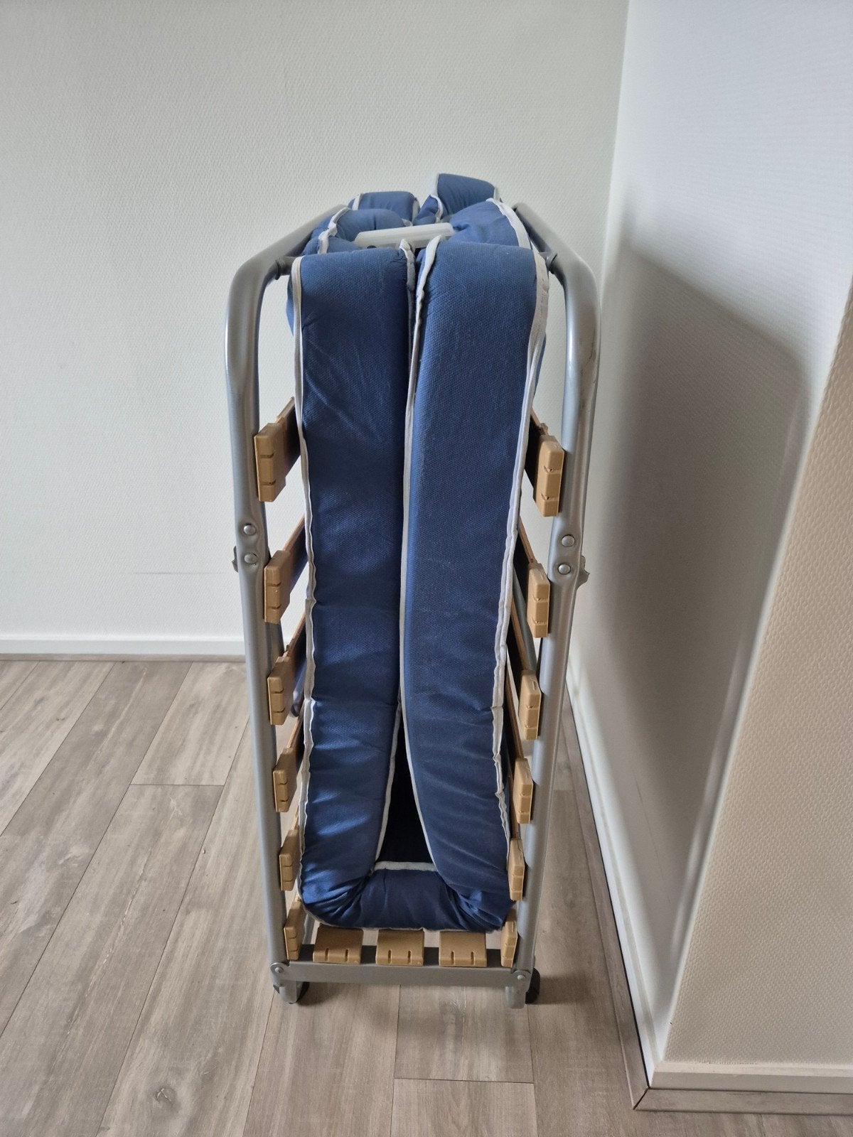 Opvouwbaar logeerbed met matras - ideaal voor gasten, Huis en Inrichting, Ophalen, 90 cm, Eenpersoons, Blauw