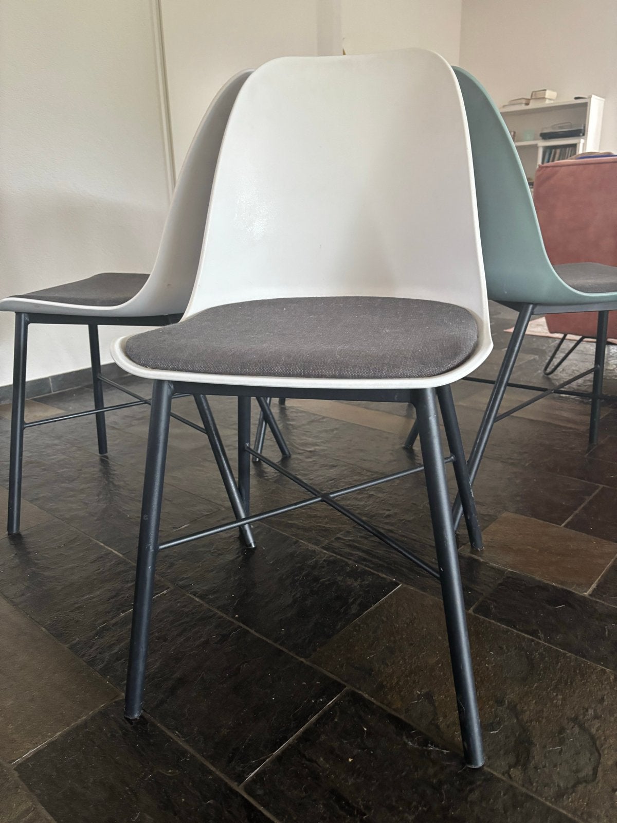 Set van 4 moderne eetkamerstoelen, Ophalen, Kunststof, Gebruikt, Overige kleuren