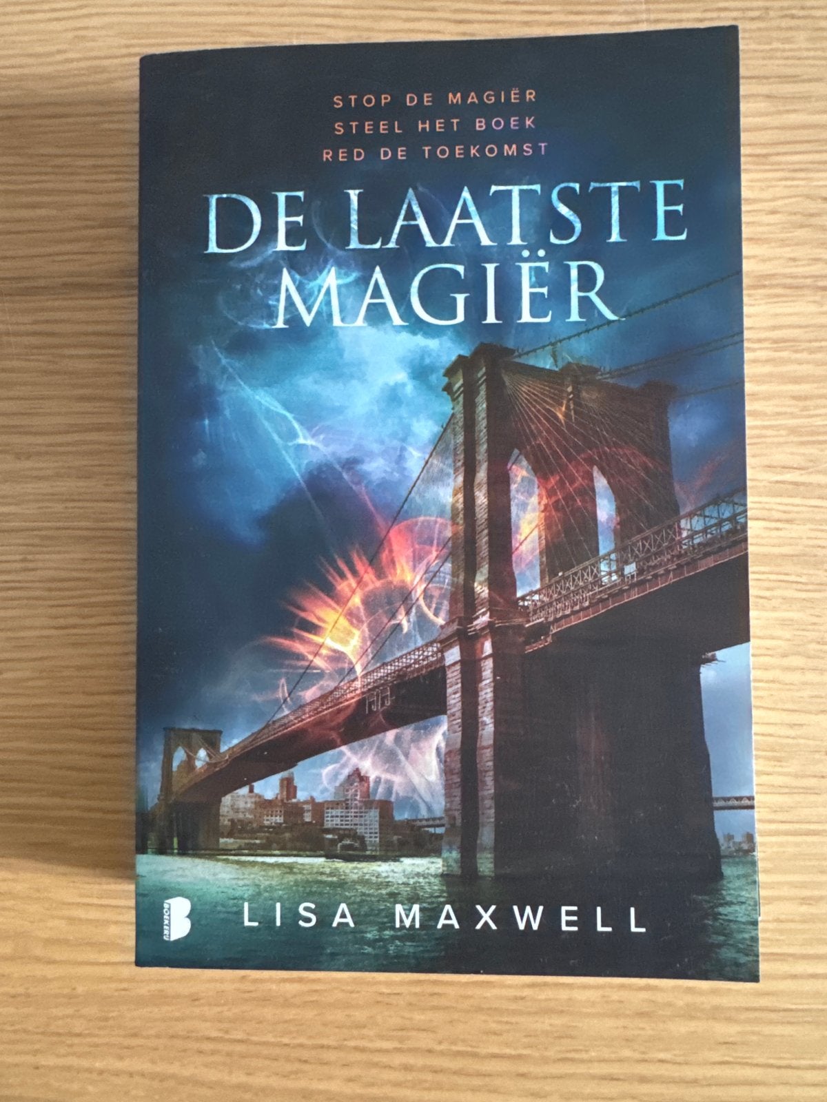 De Laatste Magiër - Lisa Maxwell (Fantasy Boek), Boeken, Ophalen of Verzenden, Zo goed als nieuw
