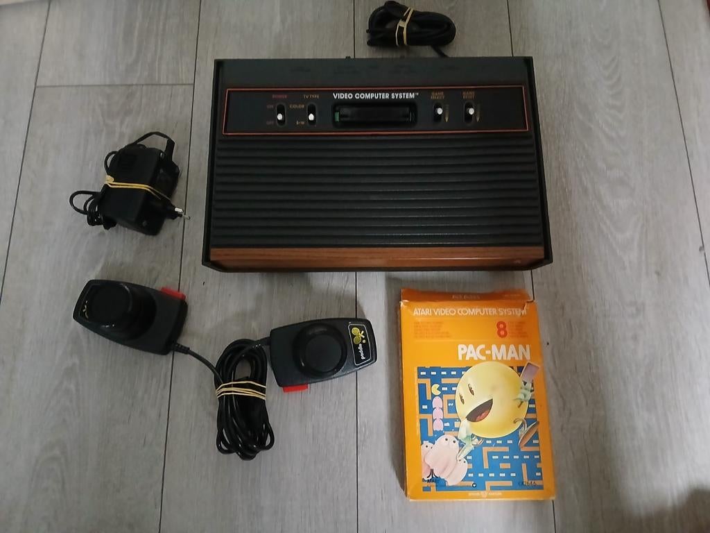 Atari 2600 woody met spel pac-man, Spelcomputers en Games, Spelcomputers | Atari, Ophalen of Verzenden, Gebruikt, Atari 2600