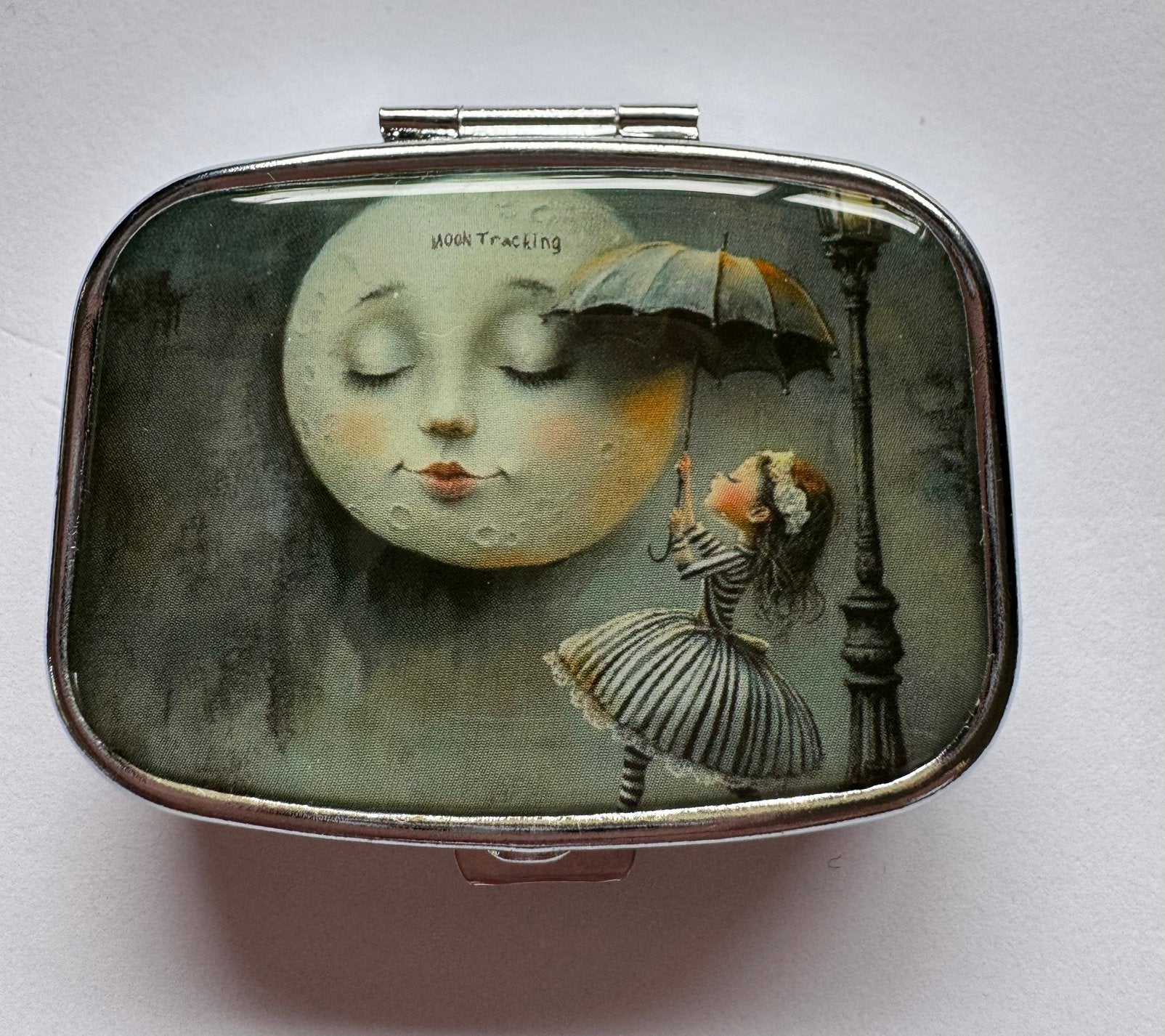 Pillendoosje Gothic - meisje /maan - prachtig medicijndoosje, Sieraden, Tassen en Uiterlijk, Ophalen of Verzenden, Nieuw