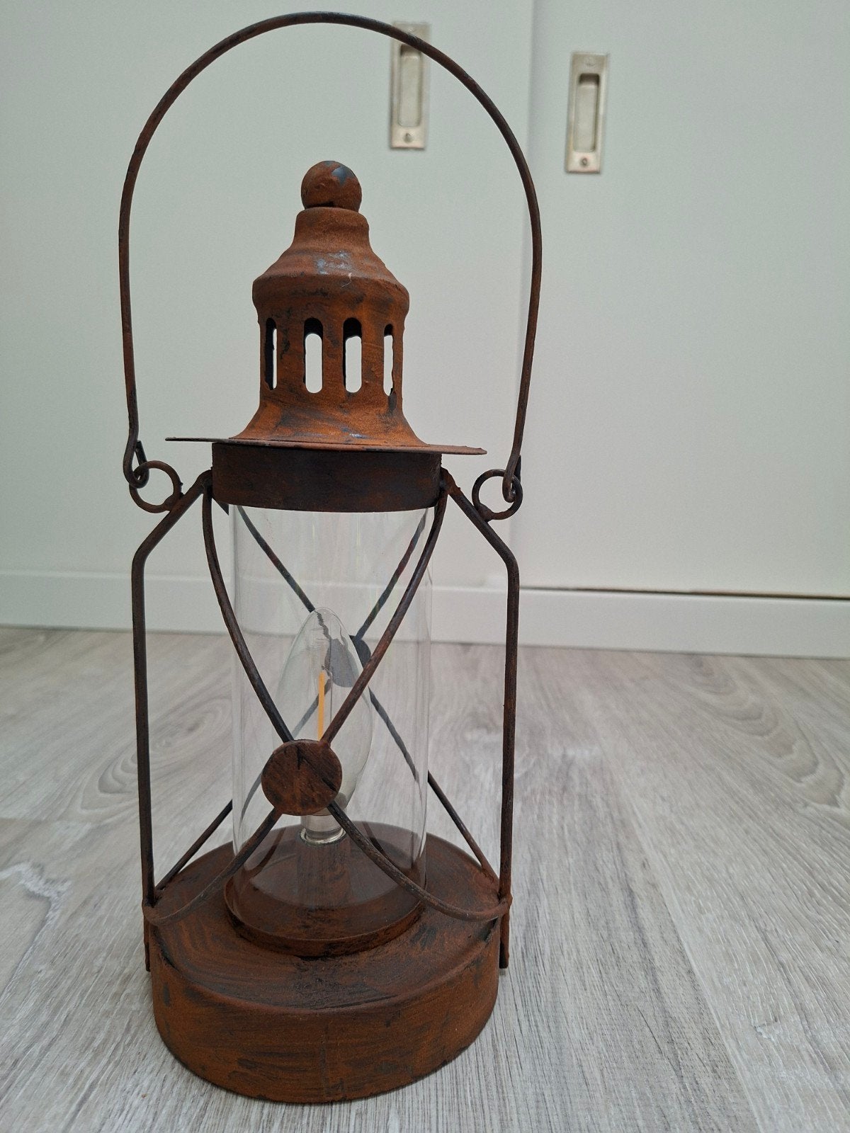 Decoratieve roestkleurige lantaarn met lamp, Vintage, 25 cm, Ophalen of Verzenden, Werkt op batterijen